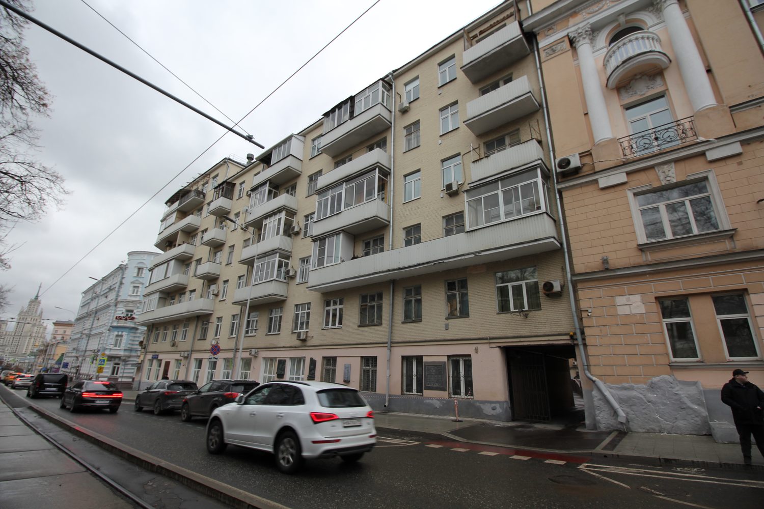 Продажа имущества, находящегося в собственности города Москвы: жилое помещение …