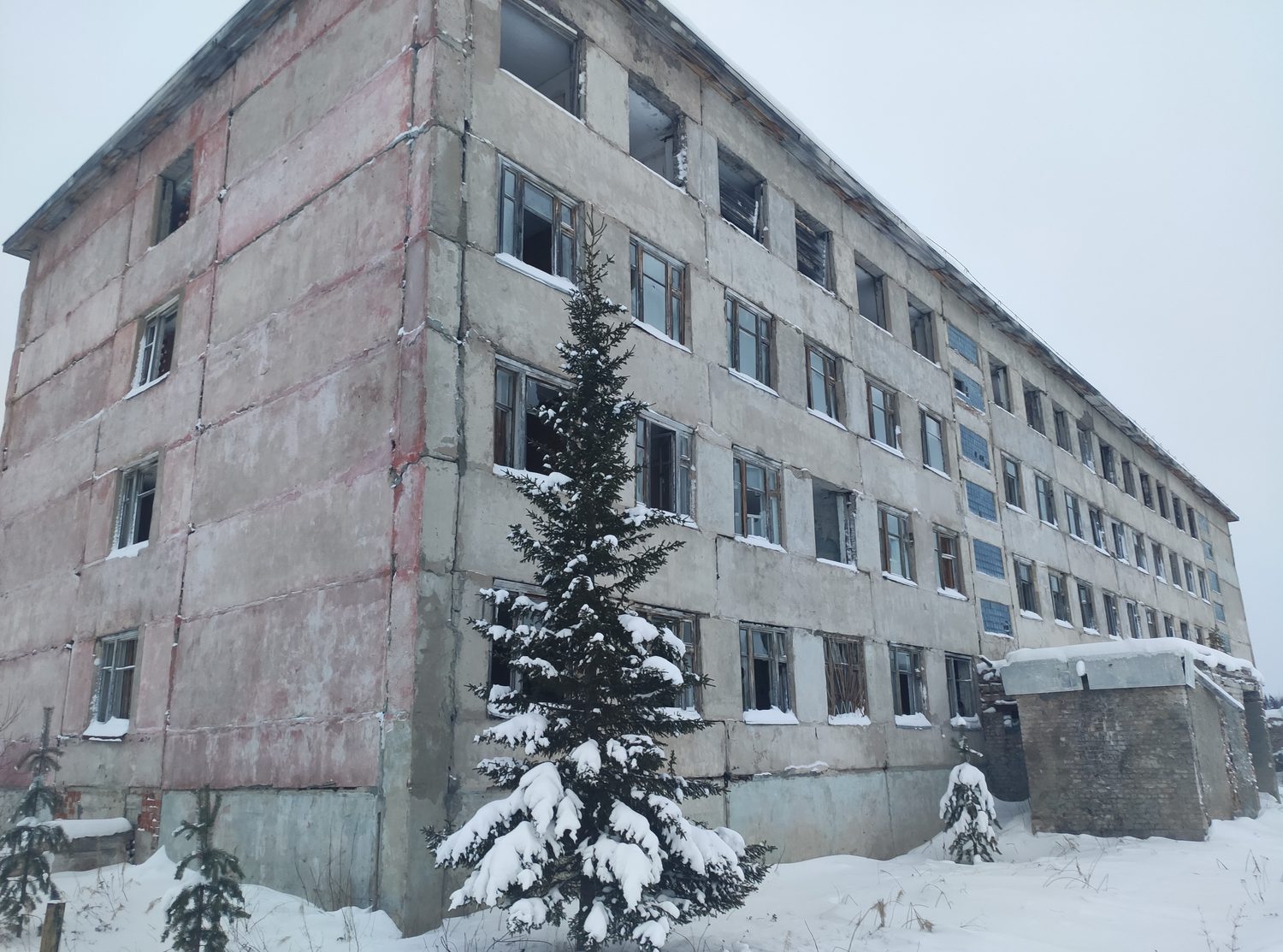 Здание казармы, назначение: нежилое, площадью 3 764,2 кв. м, этажность 4, в т. …