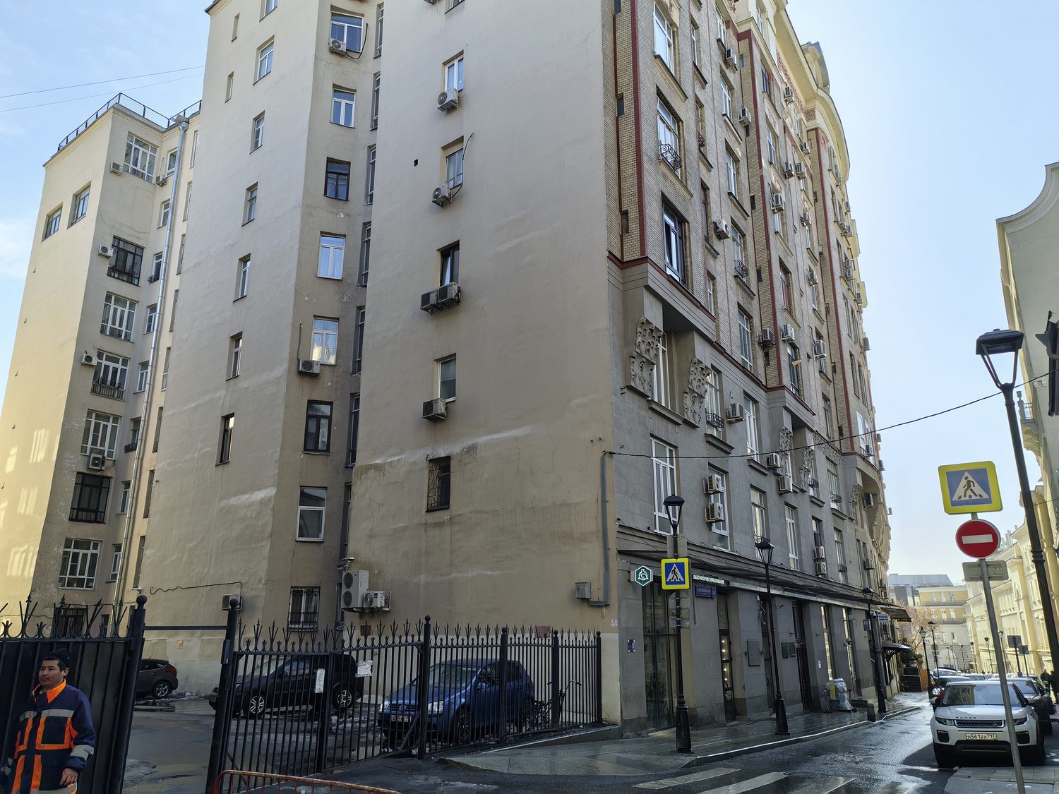 Продажа имущества, находящегося в собственности города Москвы: жилое помещение …