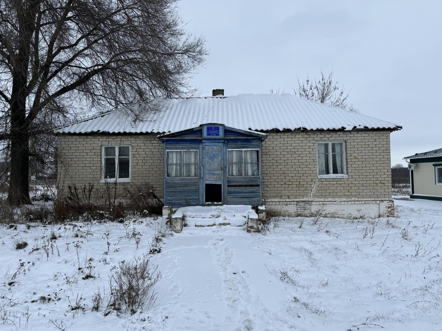 Здание 74,6 кв.м и земельный участок 383 кв.м по адресу: Курская область, Совет…