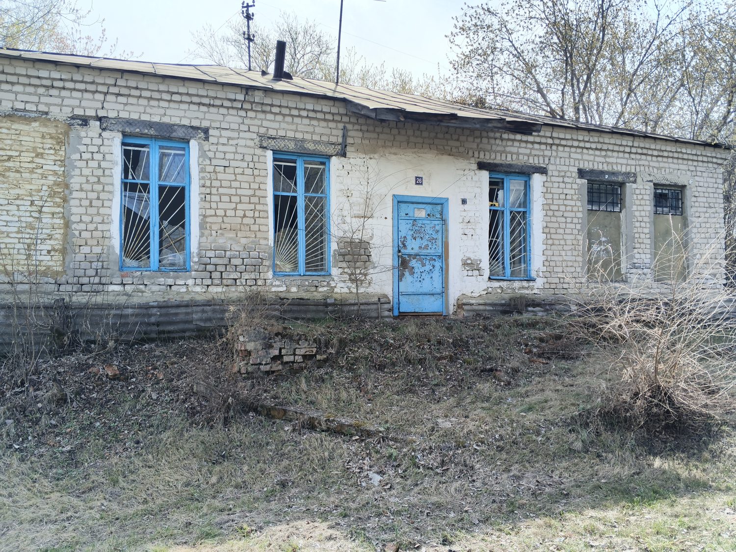 Лот № 2: - Нежилое здание площадью 87,9 кв. м. с земельным участком по адресу: …