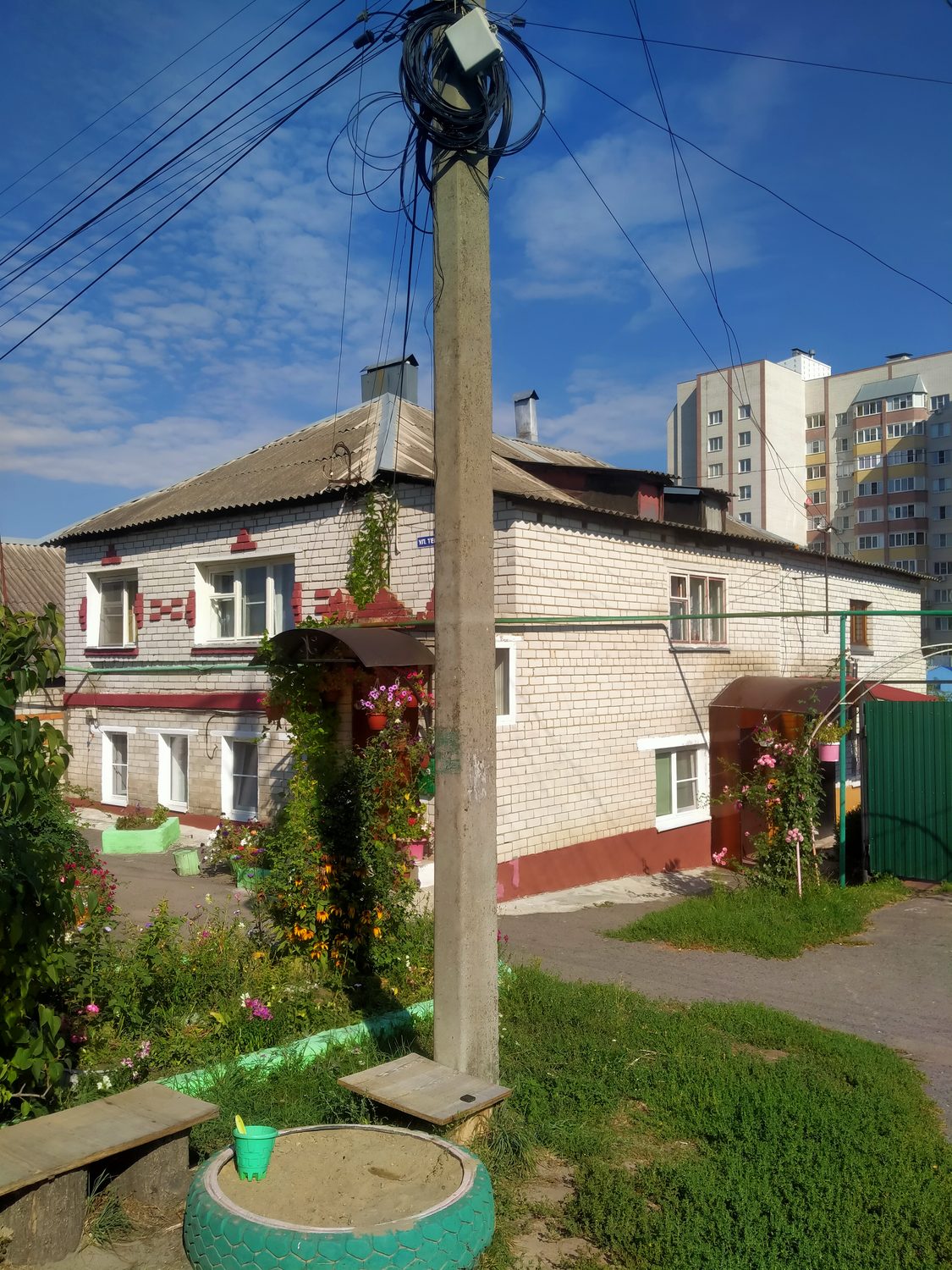 1/128 долей жилого дома общей площадью 363,2 кв. м. (к/н 46:29:101041:832) и 1/…
