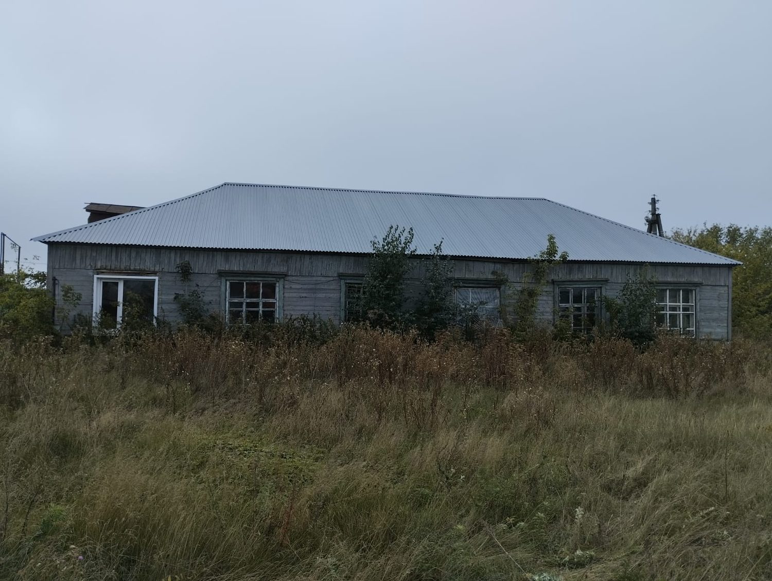 Нежилое здание и земельный участок под ним