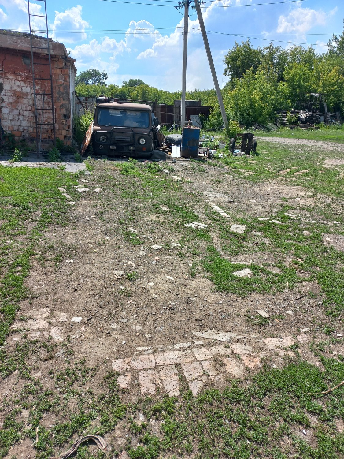 Нежилое здание с земельным участком г. Ачинск, ул. Пузановой, д. 42А