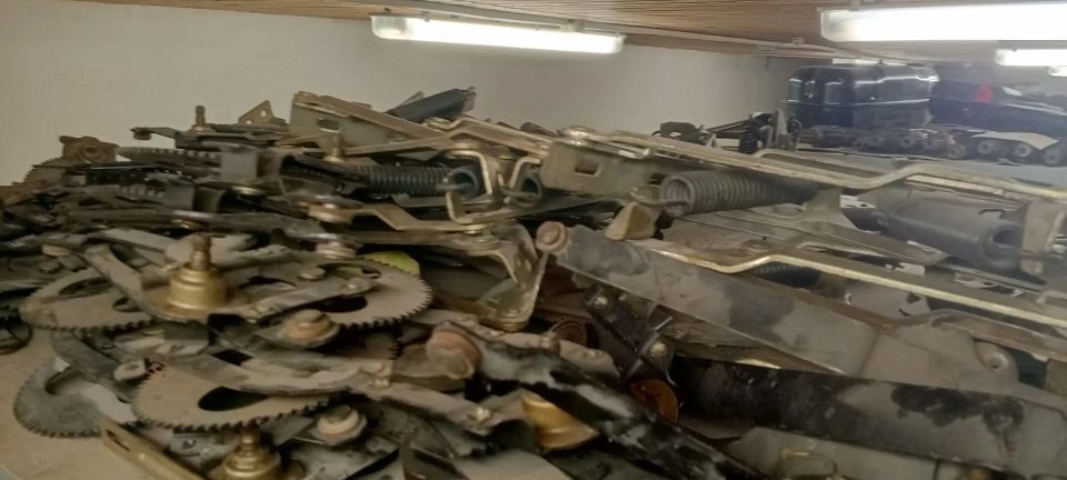 Движимое военное имущество (кроме вооружения и боеприпасов): а) запасные части …