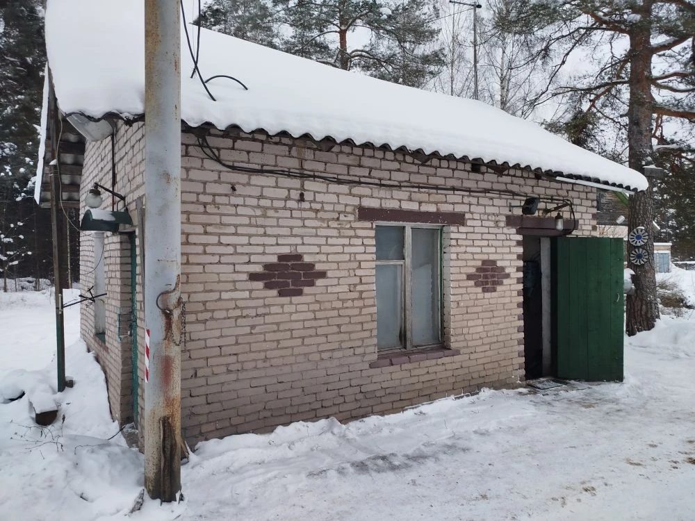 Нежилое здание – Проходная, площадью 23,7 кв.м., с кадастровым номером 53:05:00…