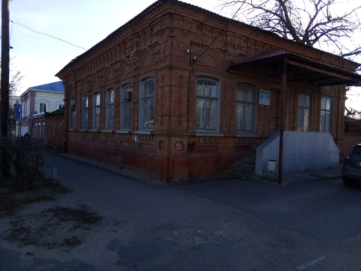 Комплекс имущества: нежилое здание площадью 175,9 кв. м и движимое имущество