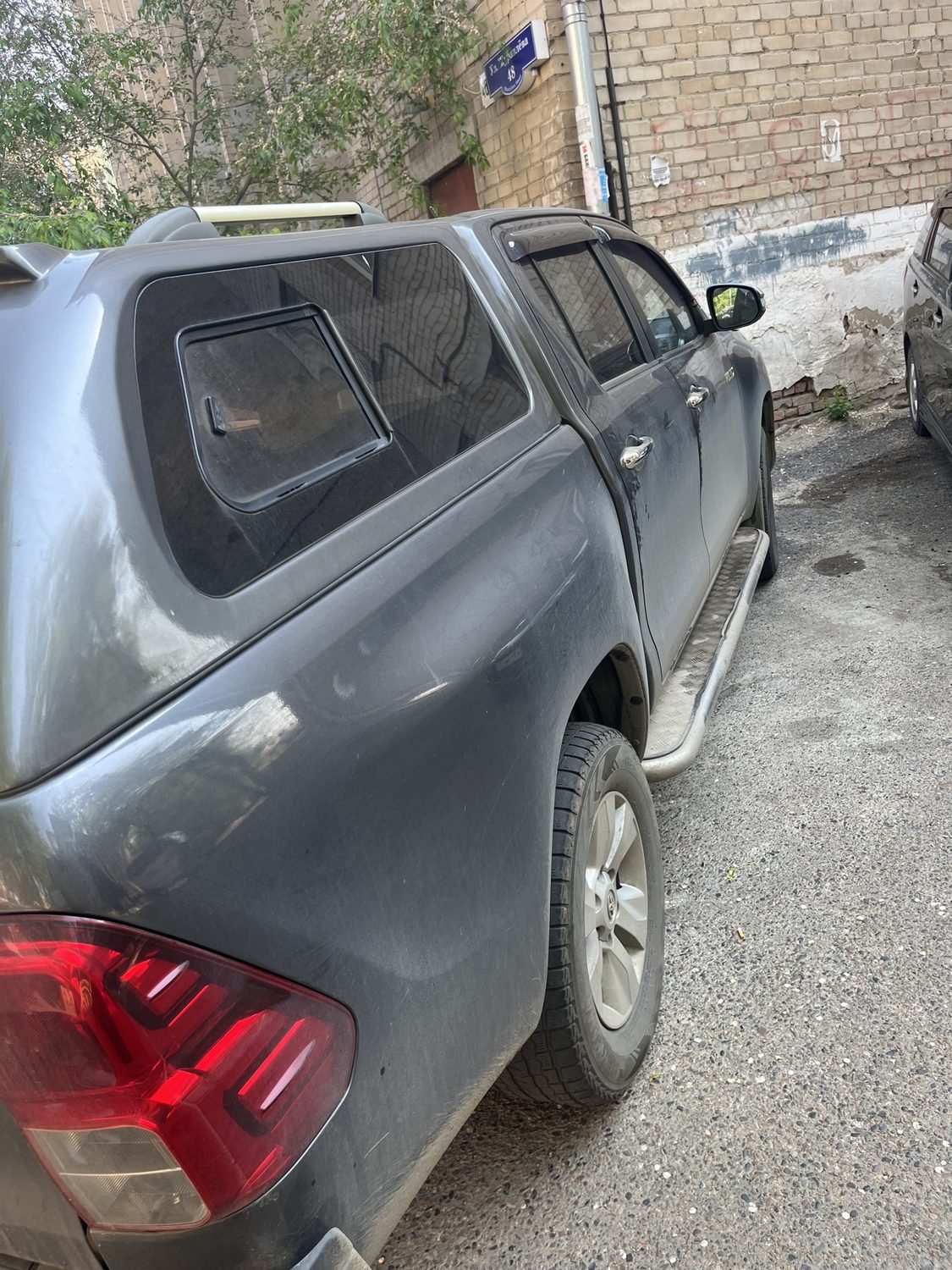 Грузовой бортовой TOYOTA; HILUX; 2015 г.в., г/н Н159ВН75, цвет серый, VIN: MR0H…