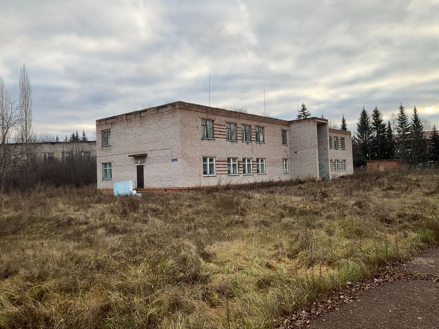 Нежилое здание (детский сад) с с земельным участком