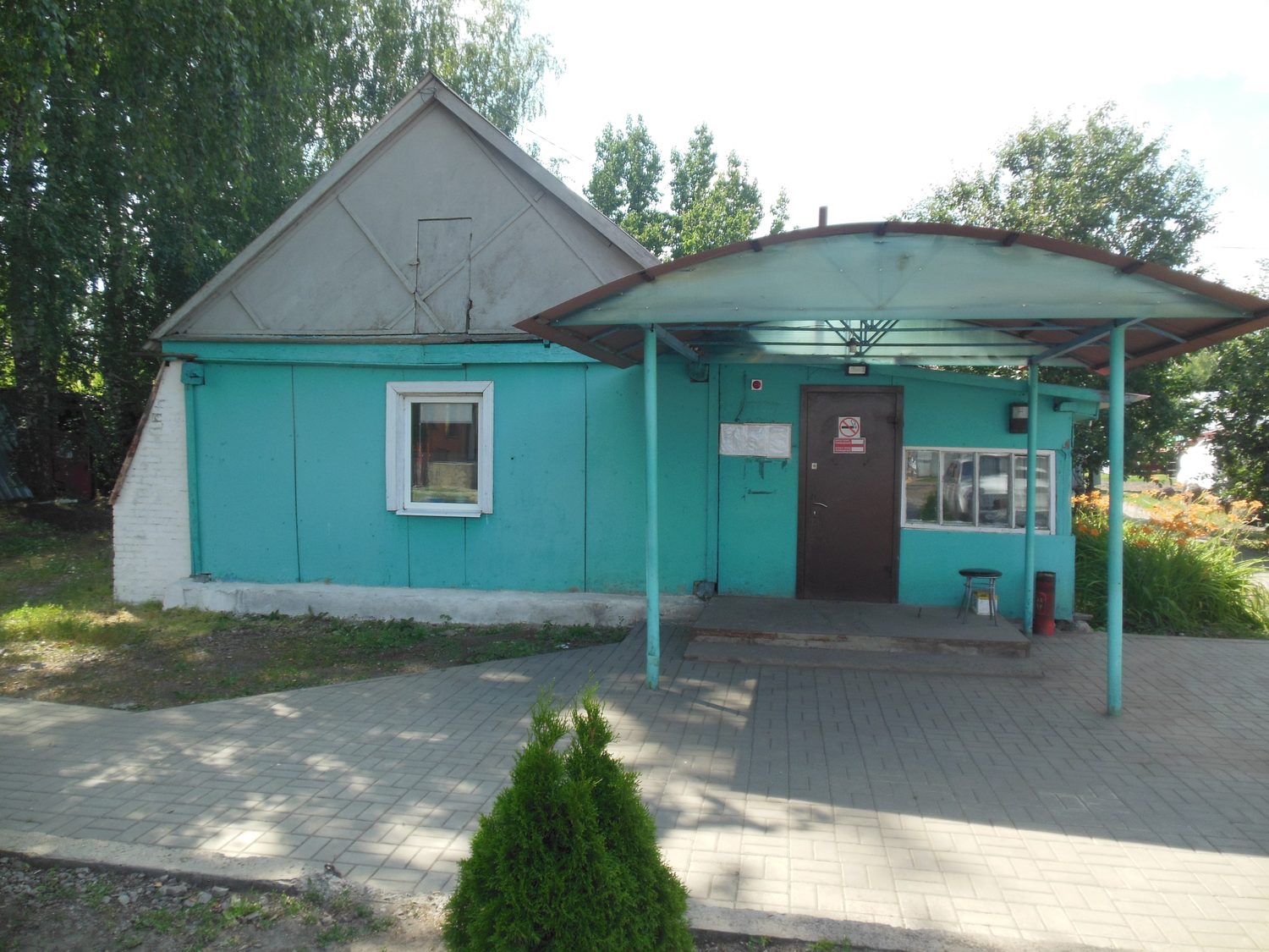 Здание с земельным участком