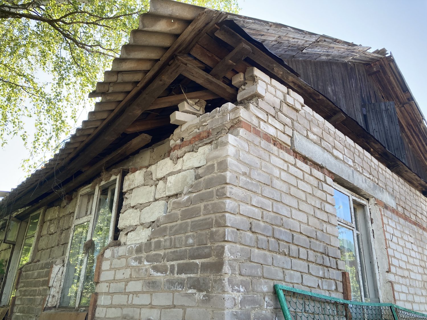 Земельный участок площадью 2127 кв.м с кадастровым номером 59:15:0090209:20, с …