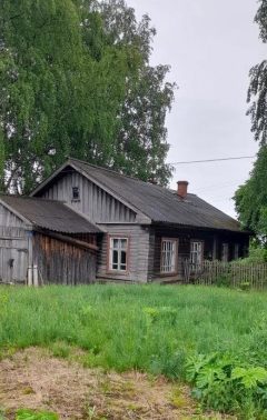 Нежилое здание, манеж, дровяник, земельный участок