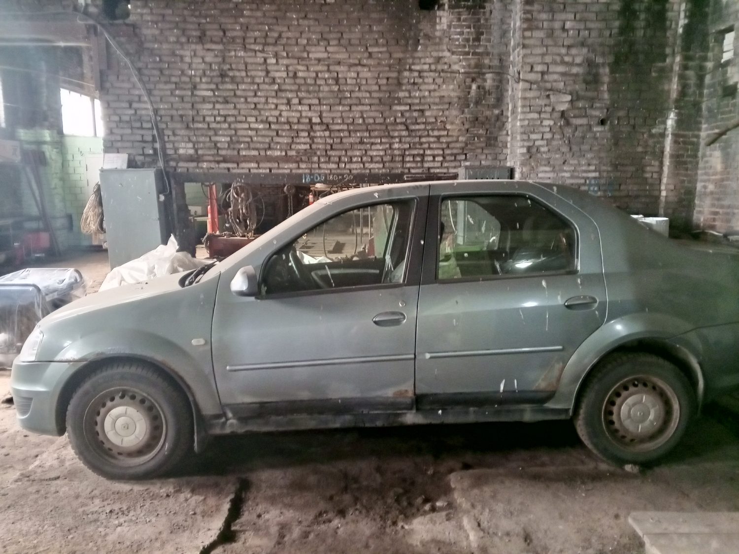 автомобиль RENAULT LOGAN