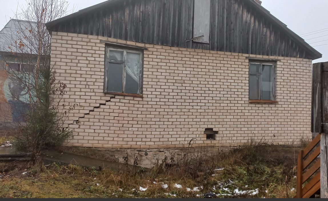 Здание нежилое, клуб кадастровый номер 35:15:0403002:100 Площадь 126,7 кв.м с з…