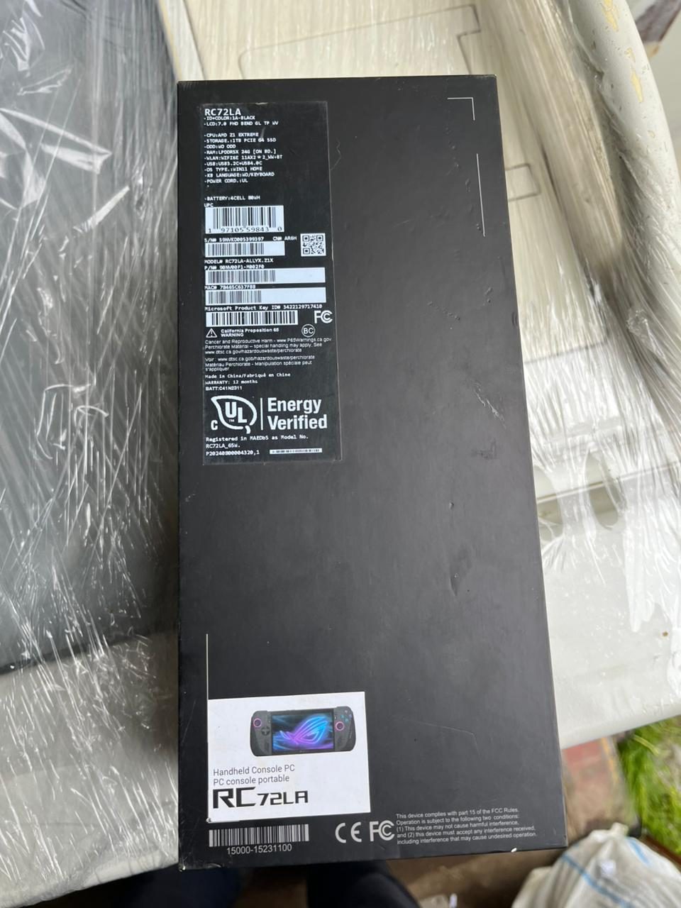 Картонная коробка черного цвета с рисунками и надписью ROG ALLY X, внутри короб…