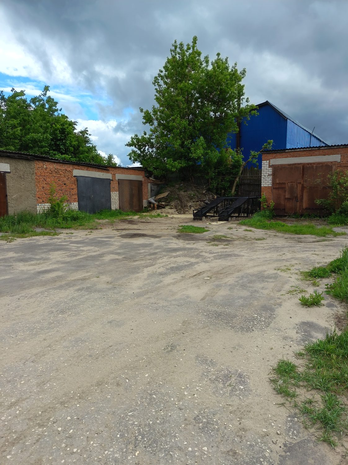 Гараж, площадью 23,6 кв.м. и земельный участок под ним, площадью 62,0 кв.м.