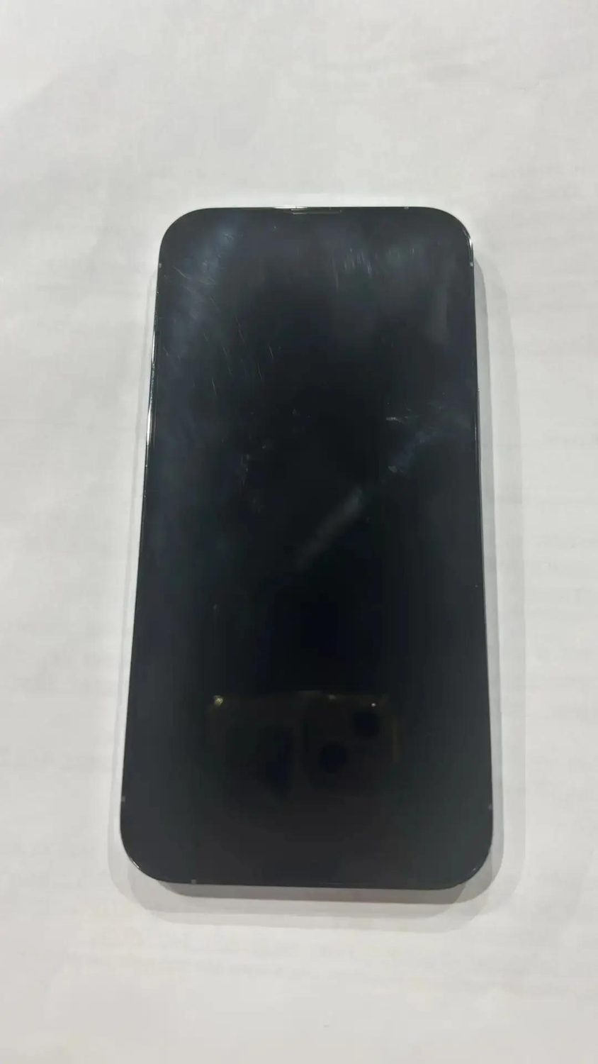 мобильный телефон марки "Iphone 15 Pro Max" в корпусе серого цвета с защитным ч…