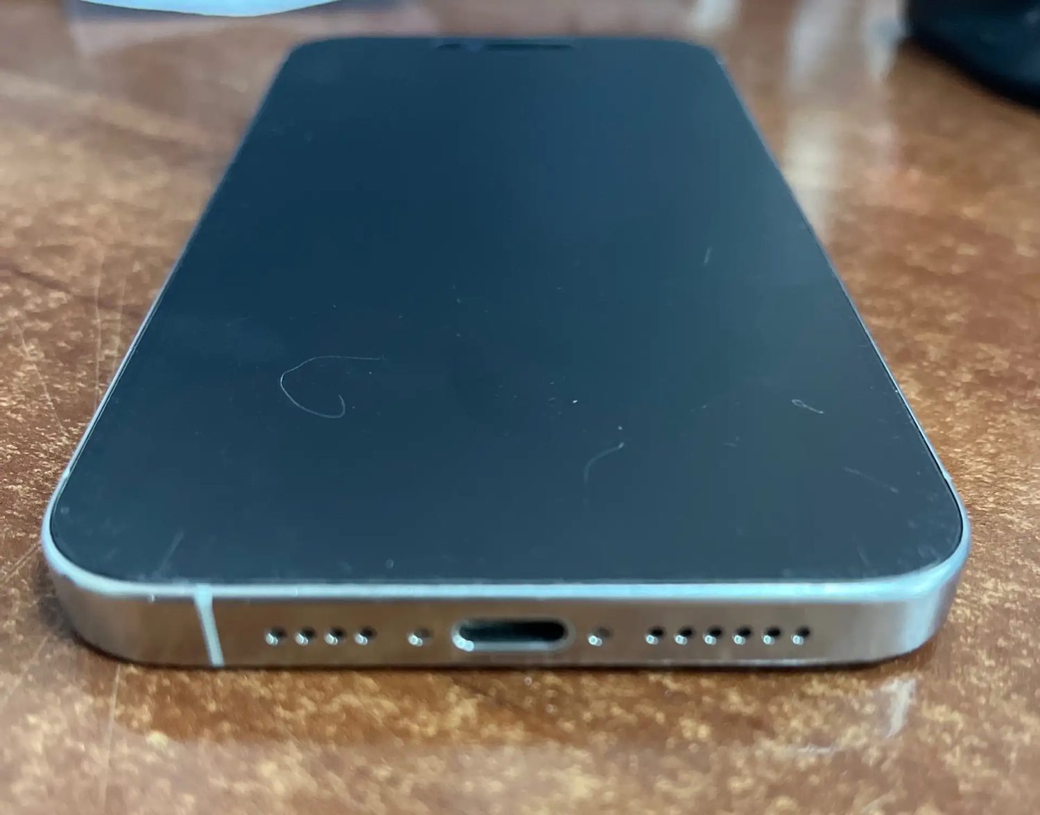 Сотовый телефон марки Iphone 15 ProMax в корпусе белого цвета
