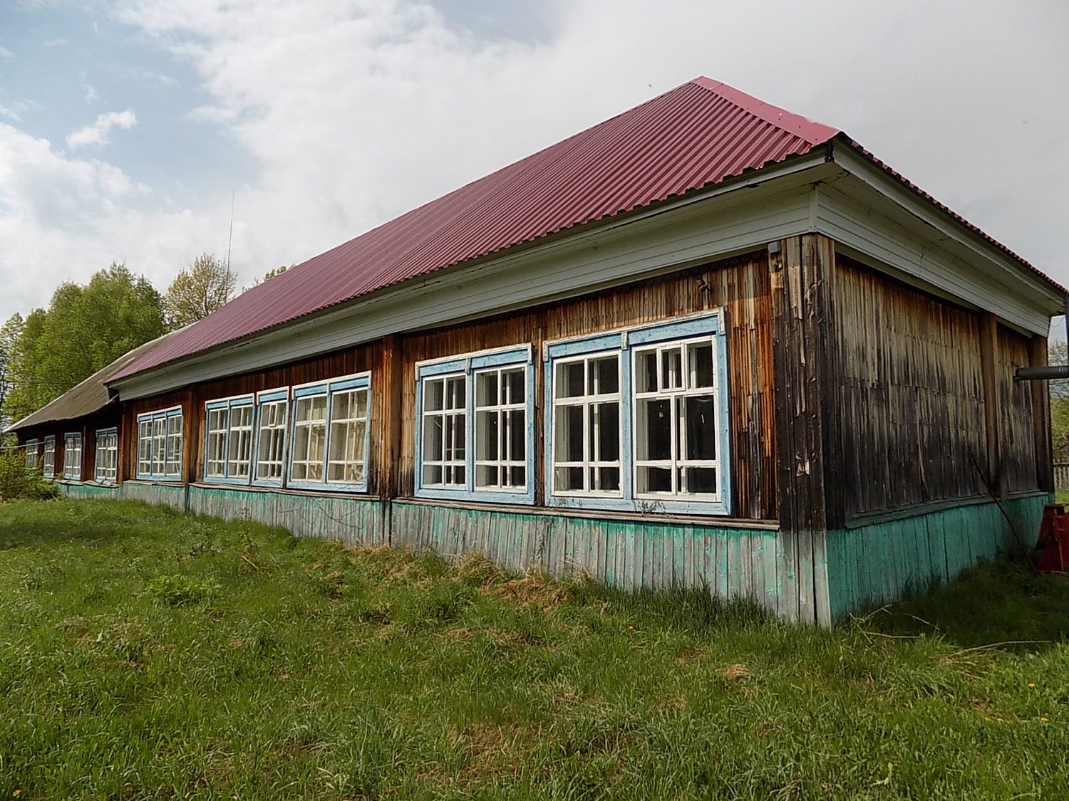 Нежилое здание школы, нежилое здание школы-пристроя с оборудованием и земельным…