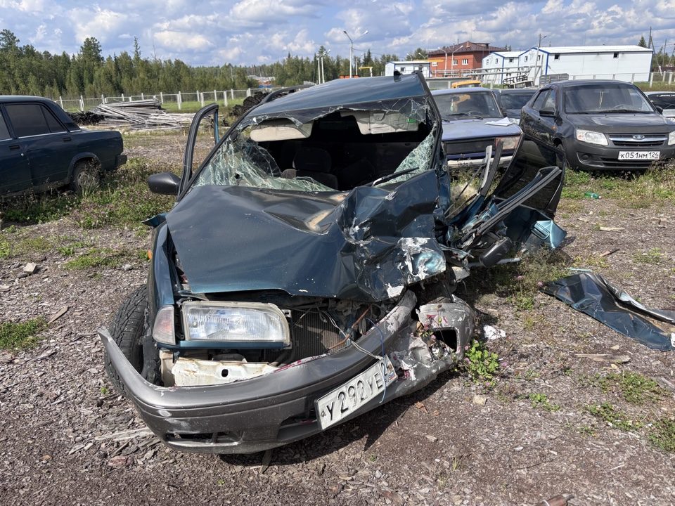 Автомобиль NISSAN AVENIR в аварийном состоянии после ДТП, г/н У292УЕ24, 1996 г.…