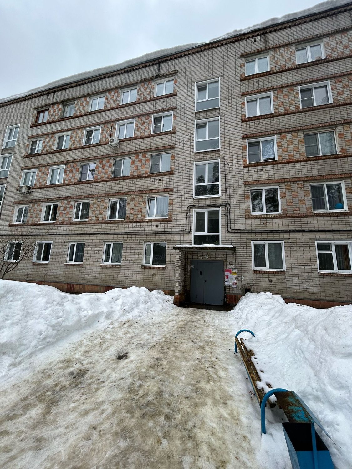 Доля 41/100 в квартире, состоящей из трех жилых комнат