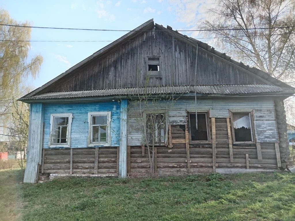 Здание сельского клуба совместно с земельным участком