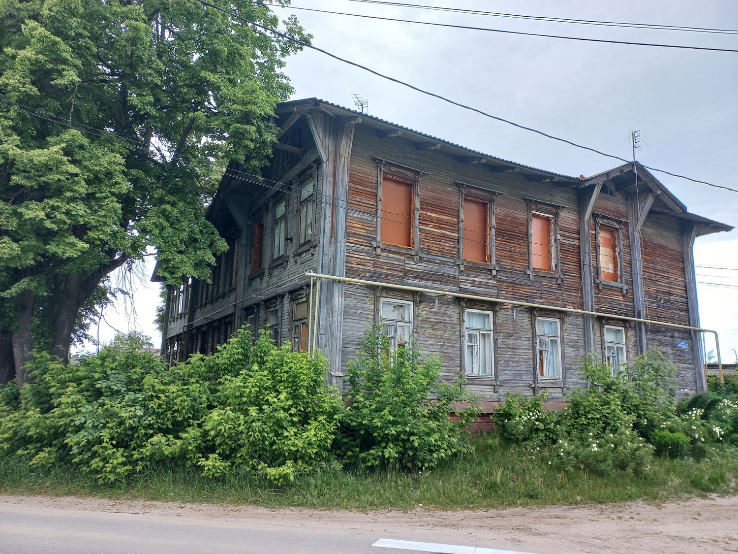 Нежилое здание (многоквартирный дом) признано аварийным и подлежащим сносу или …