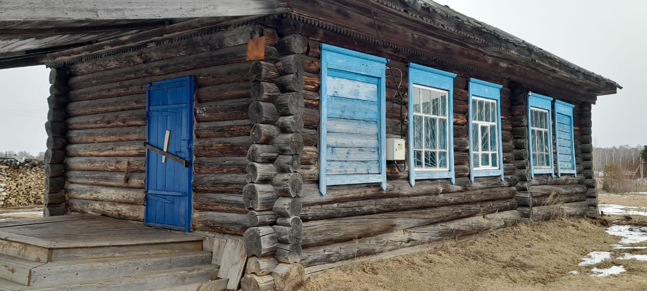 Нежилое здание с земельным участком