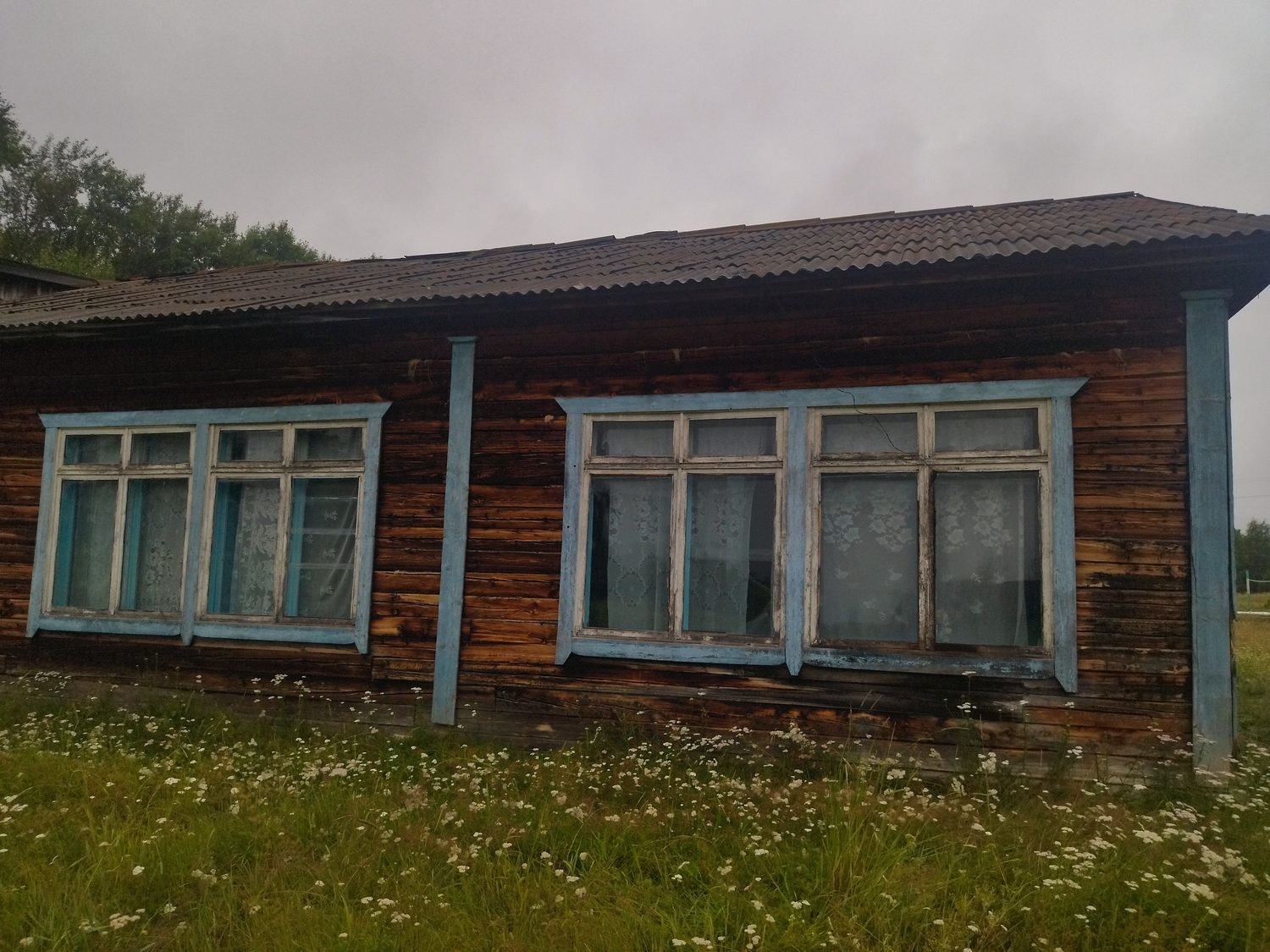 Нежилое здание с земельным участком