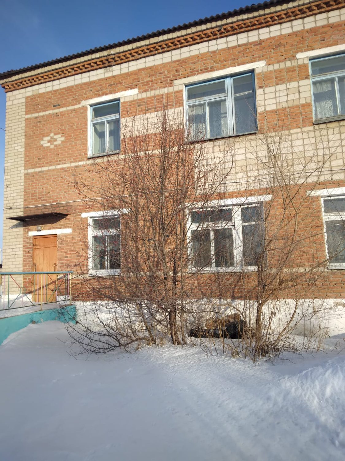 Нежилое здание с земельным участком