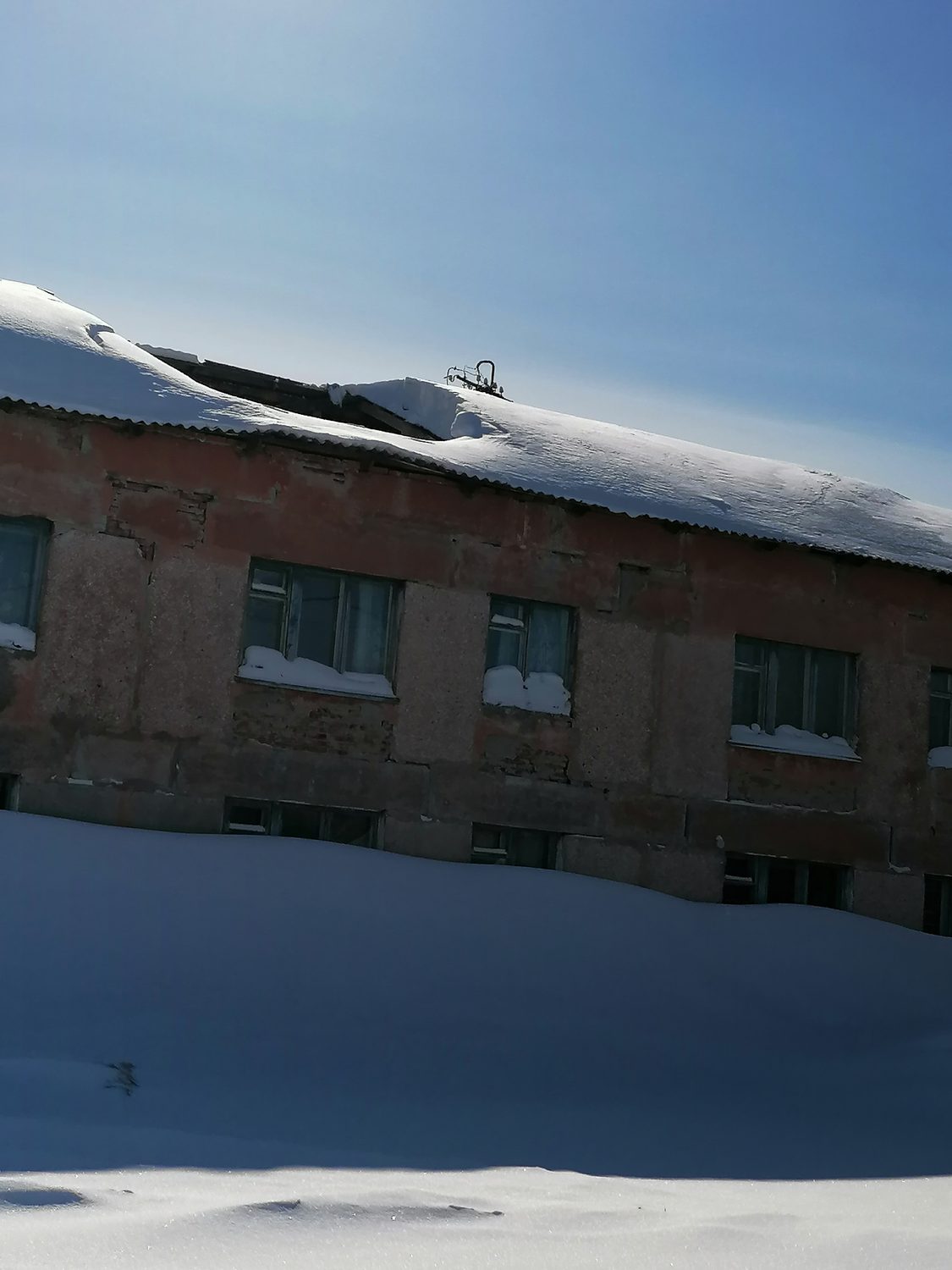 Нежилое здание с земельным участком