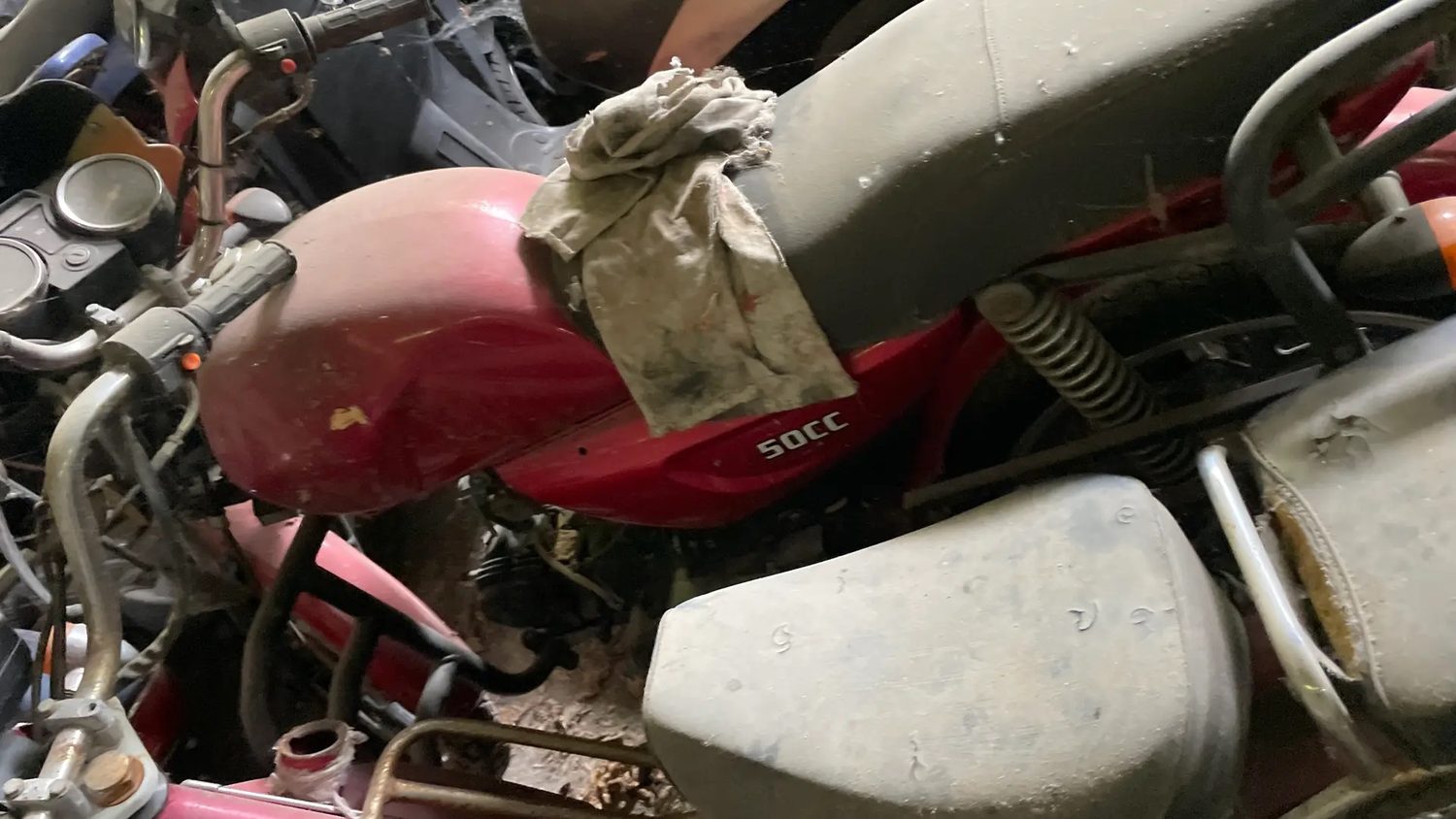 мопед модели "Motoland XT250HS", год выпуска не установлен, рама красного цвета…