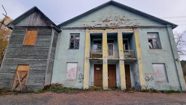 Здание дома культуры в п. Ляскеля с занимаемым им земельным участком площадью 4…