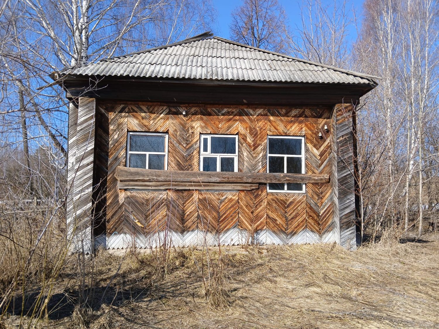 Здание площадью 49,4 кв.м с земельным участком площадью 1089,0 кв.м.