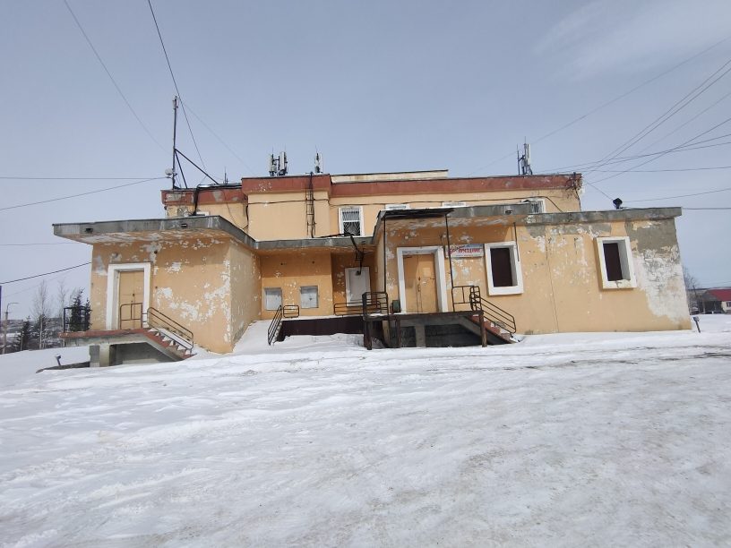 Нежилое здание с прилегающим земельным участком