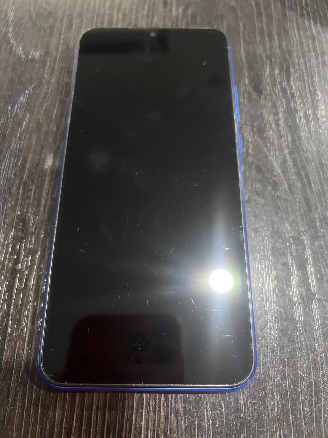 мобильный телефон Redmi в корпусе синего цвета с сим-картой сотового оператора …
