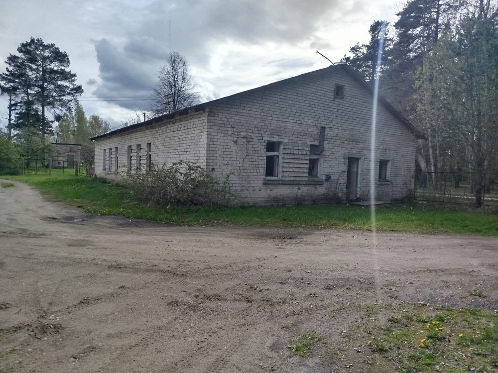 Нежилое здание с земельным участком