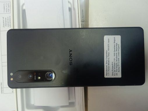 Сотовый телефон марки Sony Xperia 1 поврежденный