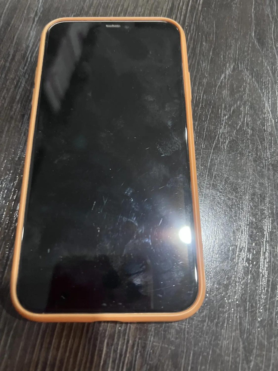 мобильный телефон Iphone в корпусе черного цвета в оранжевом чехле бампере 1 Шт…