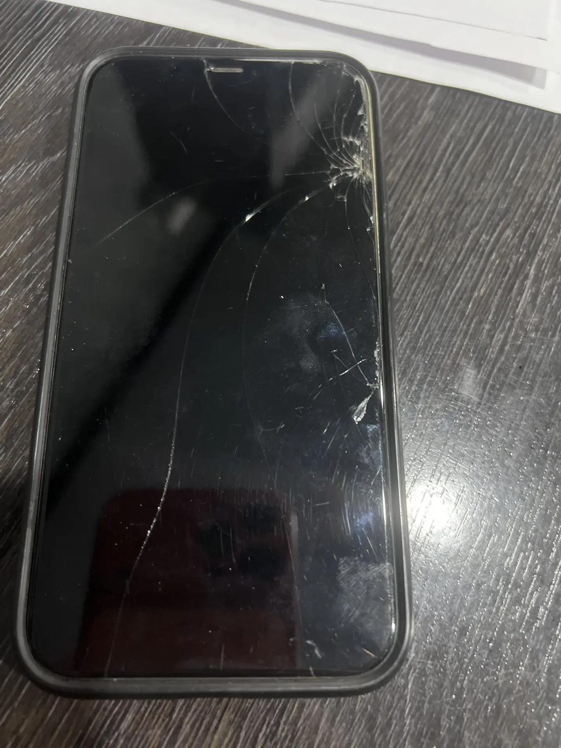 мобильный телефон марки "IPhone 11" в корпусе желтого цвета в чехле типа "бампе…