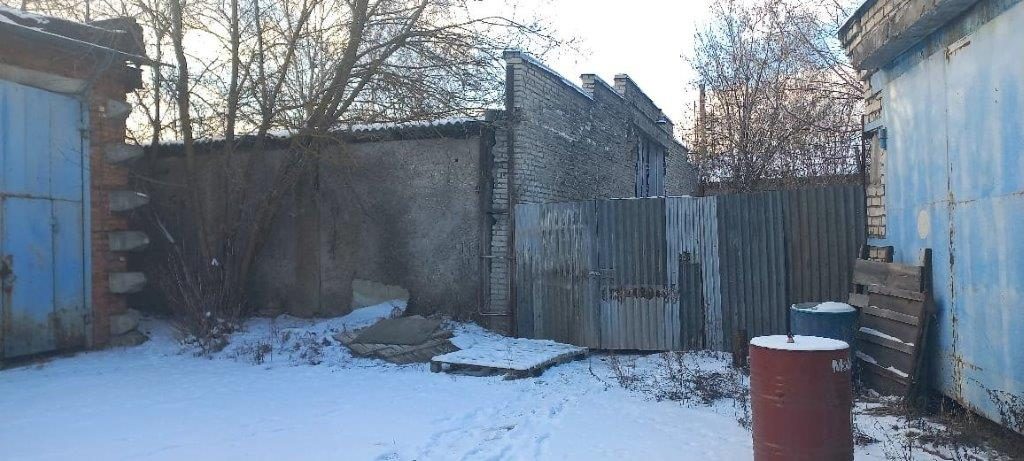 Нежилое здание склада с земельным участком, площадью 1202 кв.м