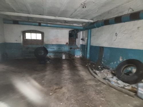 Здание административное и земельный участок