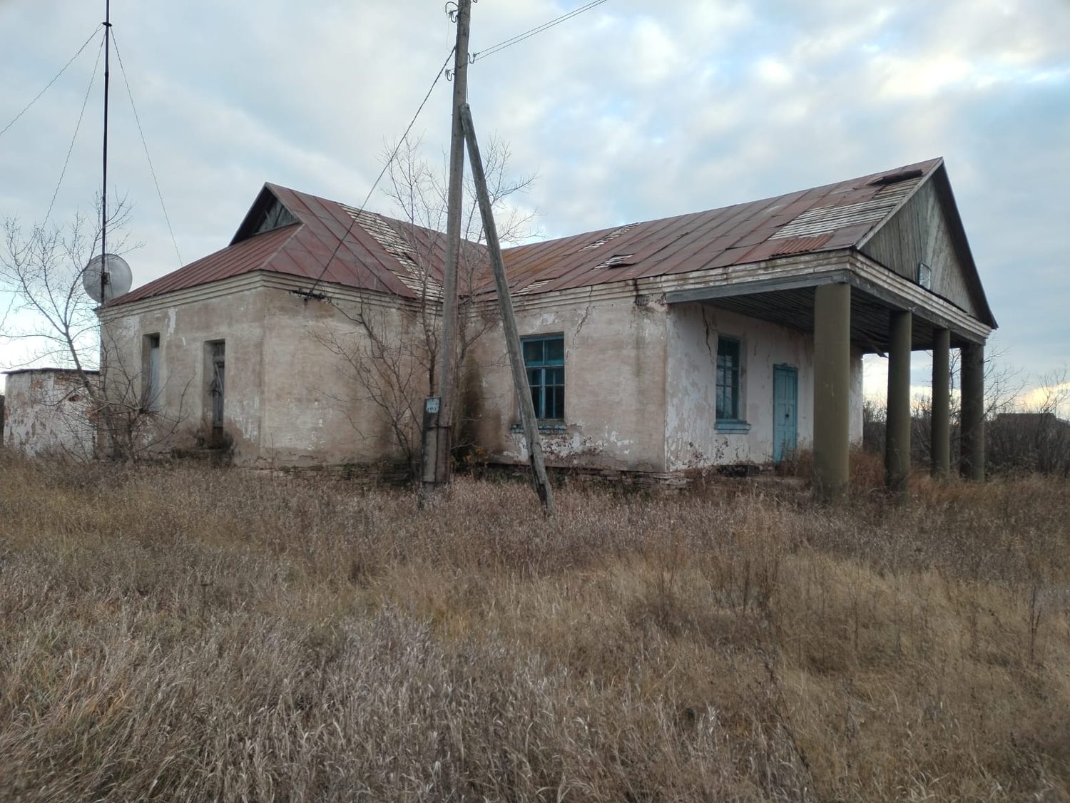 Нежилое здание и два земельных участка под ним