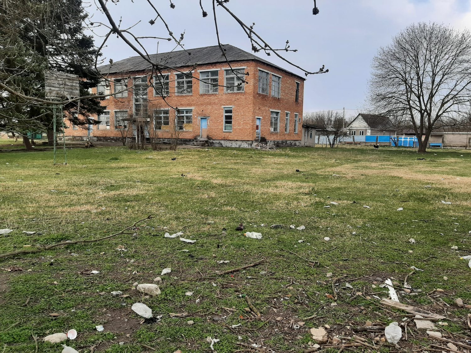 Нежилое здание (здание бывшей школы), площадью 571,7 кв.м., кадастровым номером…