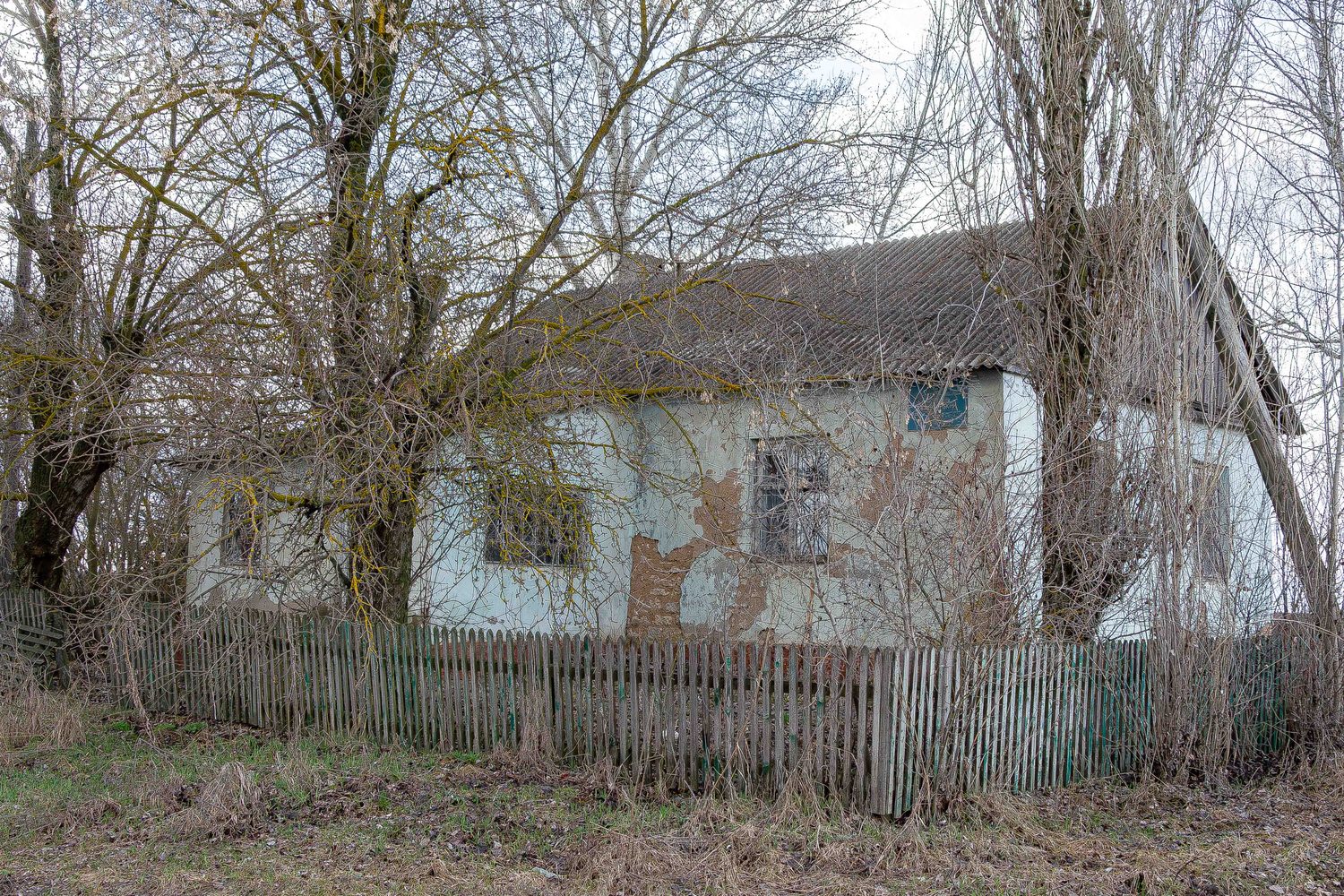 Лот №1: Нежилое здание, общей площадью 56,6 кв. м, кадастровый номер 48:07:1500…