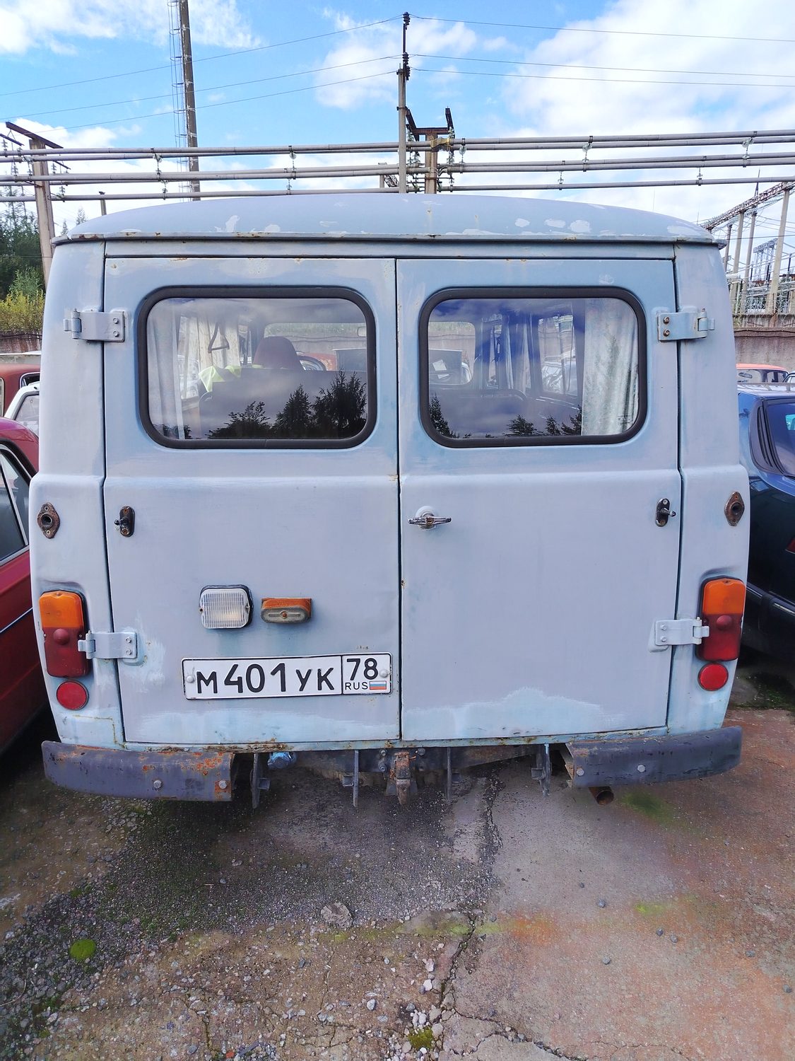 Автомобиль УАЗ с государственным регистрационным знаком М 401 УК 78