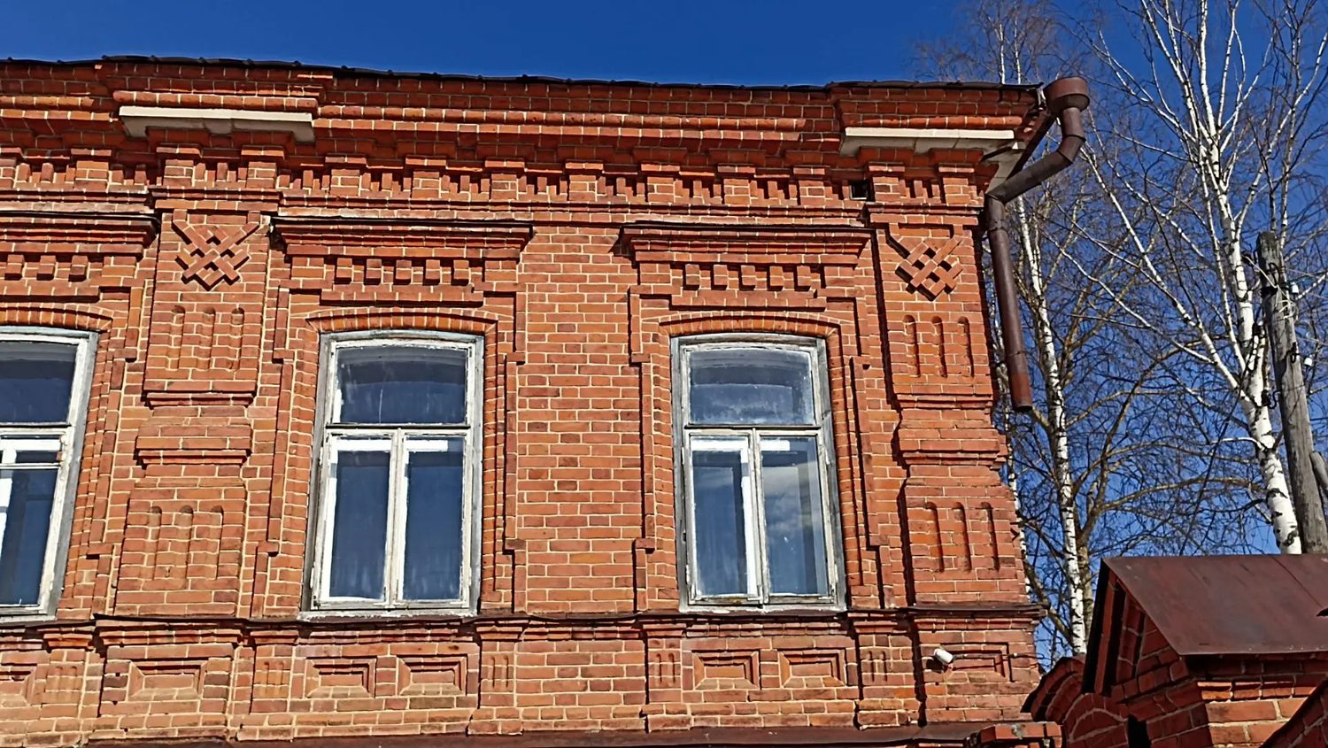 Нежилое здание, кадастровый номер 59:39:0880001:789, количество этажей: 2, в то…
