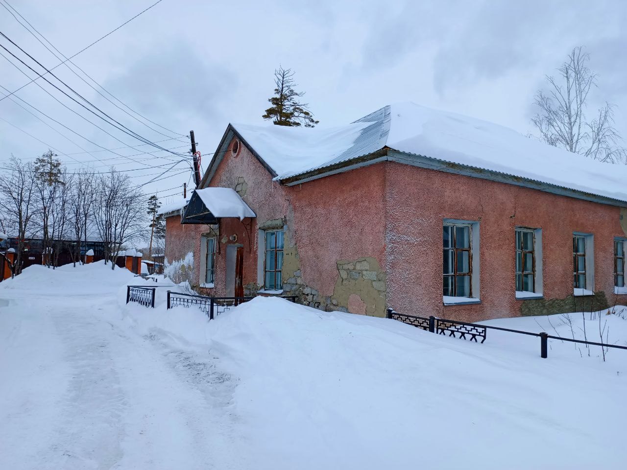 Нежилое здание (врачебная амбулатория), общей площадью 527,6 кв. м, год построй…