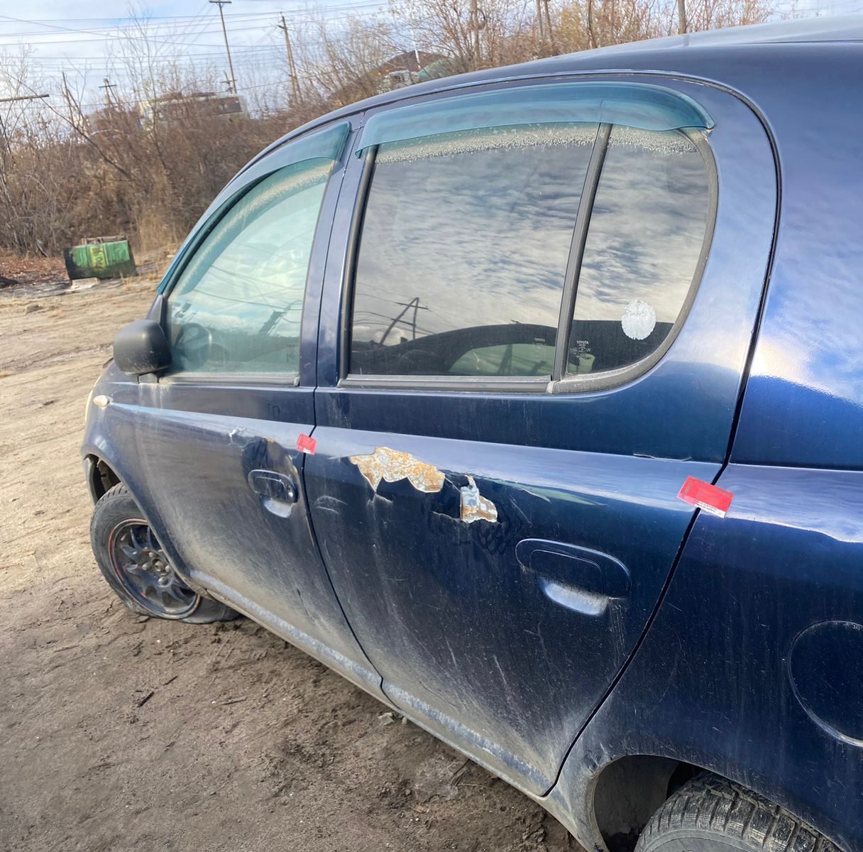 Автомобиль марки Toyota Vitz, г/н Е827НР14, машина синего цвета, все стекла цел…