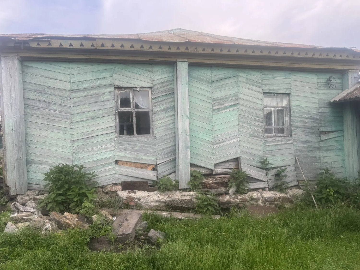 Жилой дом, признанный непригодным для постоянного проживания, расположенный по …